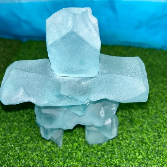 Canadian Inukshuk vintage frosted jade glass figure minor wear. 6in tall x 6in - Picture 6 of 8